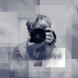 Ede Sartori photographer with camera